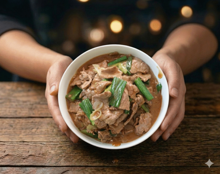 Carne mongoliana en plato blanco